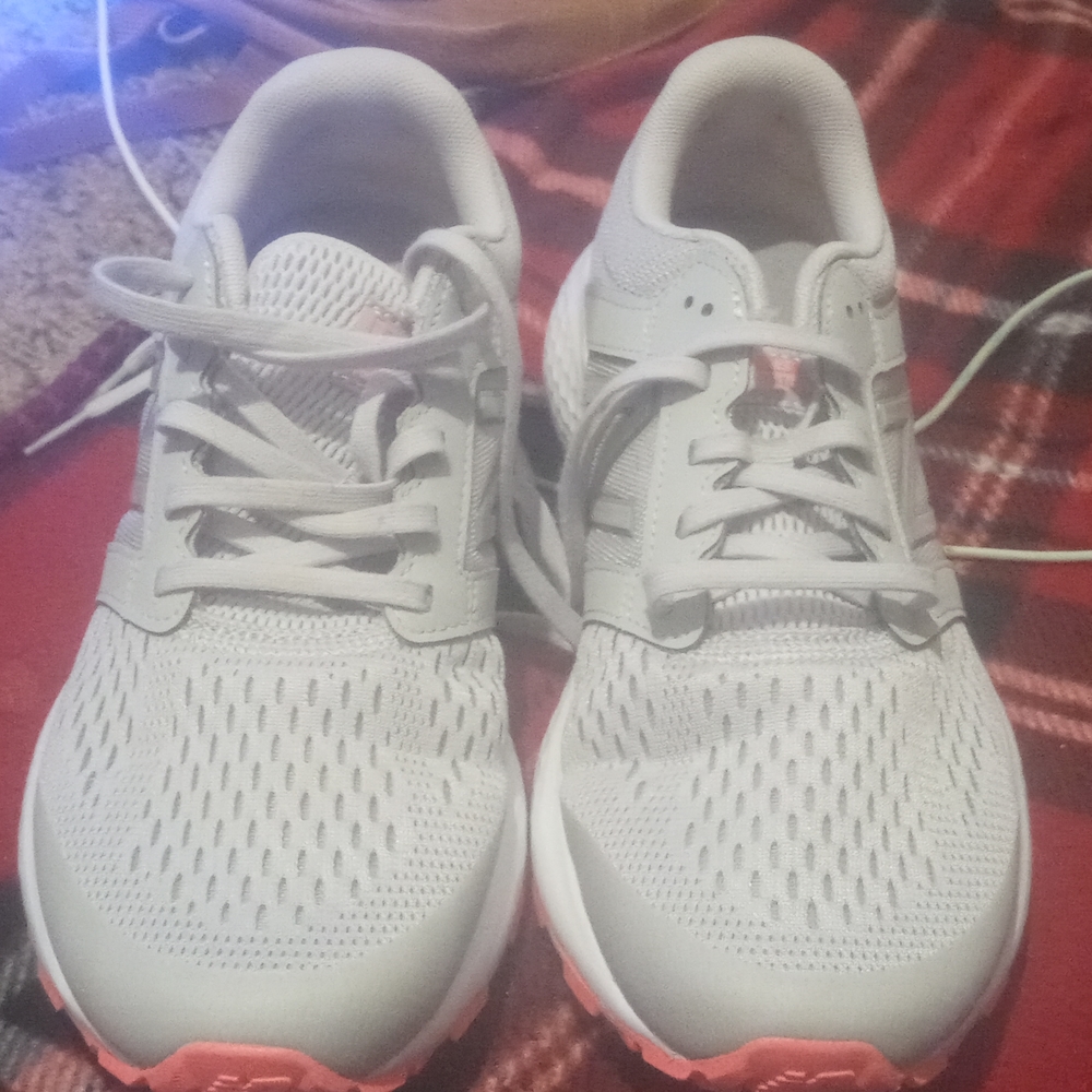 8.5 pink running shoes Nike